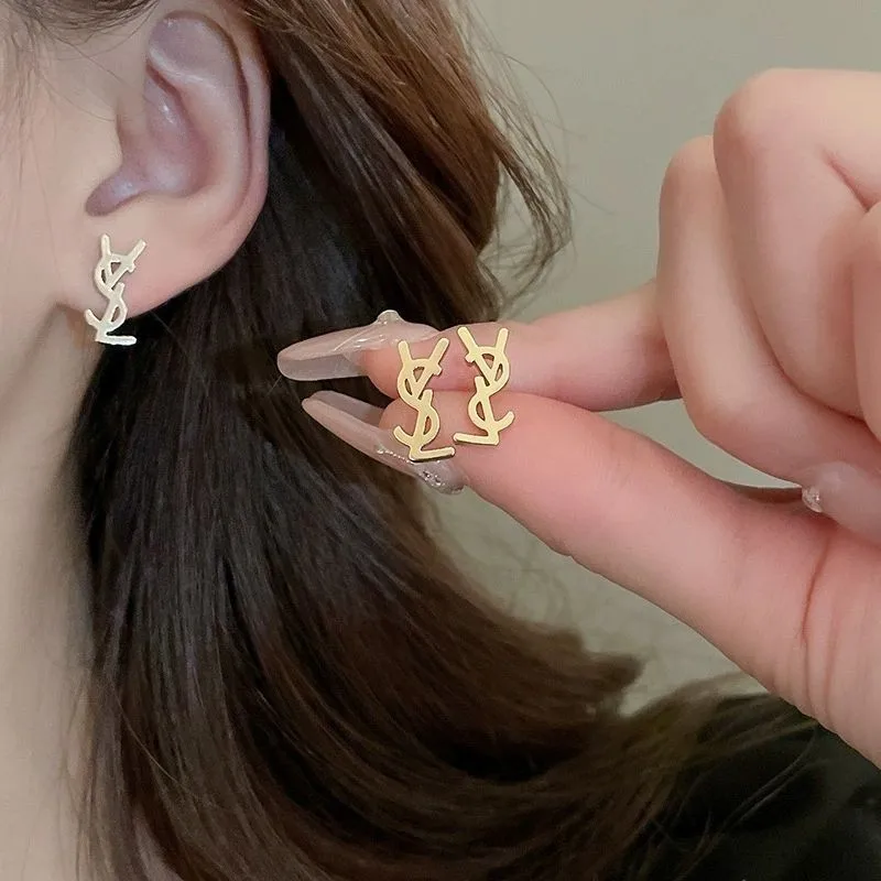 Simple metal sense letter fashion Internet celebrity commuting temperament niche high-end versatile women's earrings - Image 3